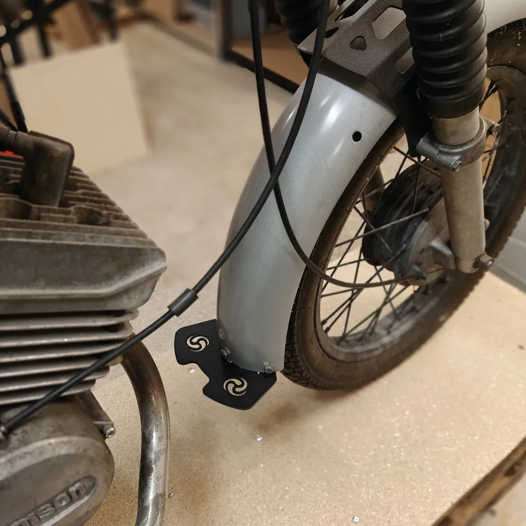 Schmutzschild – Stahl-Schmutzfänger für Simson S51 (mit Wirbellogo)