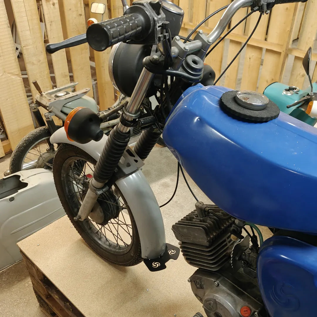 Schmutzschild – Stahl-Schmutzfänger für Simson S51 (mit Wirbellogo)